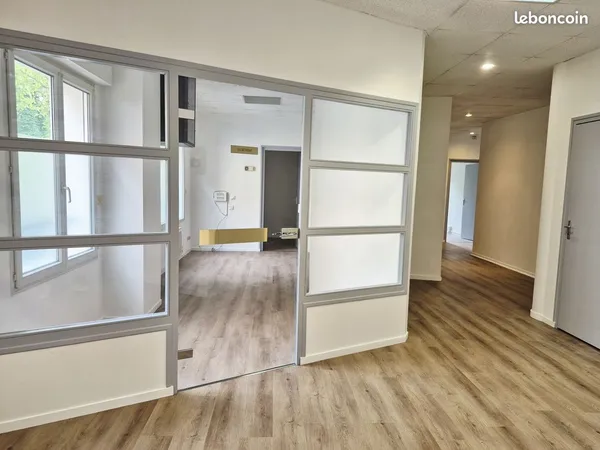 📍 BEAUVAIS - Local professionnel entièrement rénové de 211 m² avec parkings privatifs