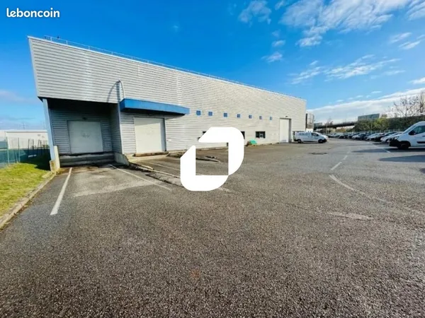 Local logistique 2 337 m²