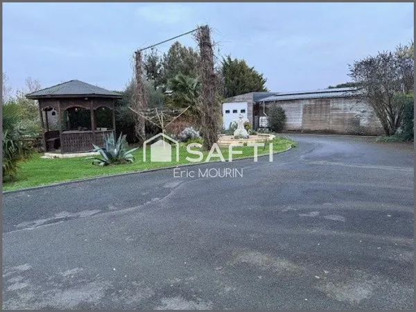 Maison familiale avec un hangar professionnel.