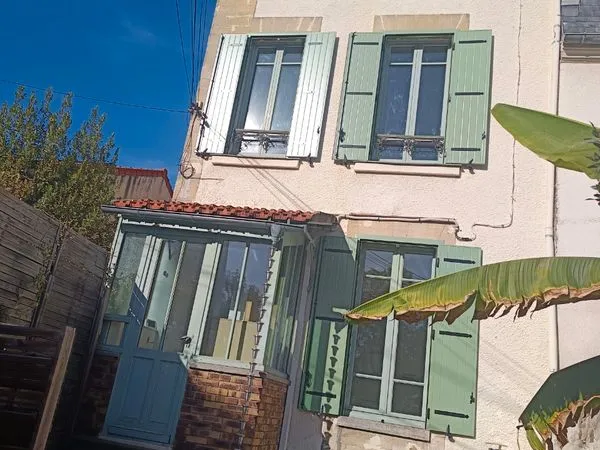 Chatou bas - 78400 -76m2 (surface au sol : 99 m2) - 2 chambres -2 salles d'eau - Située proche des c