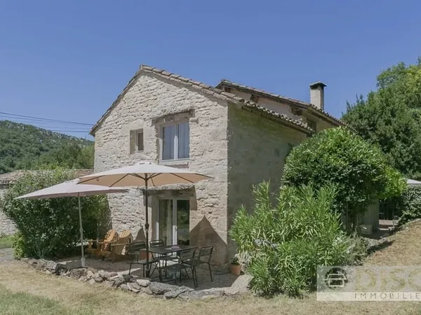 Belle maison moderne conçu par architecte avec petit jardin et pigeonnier remarquable.