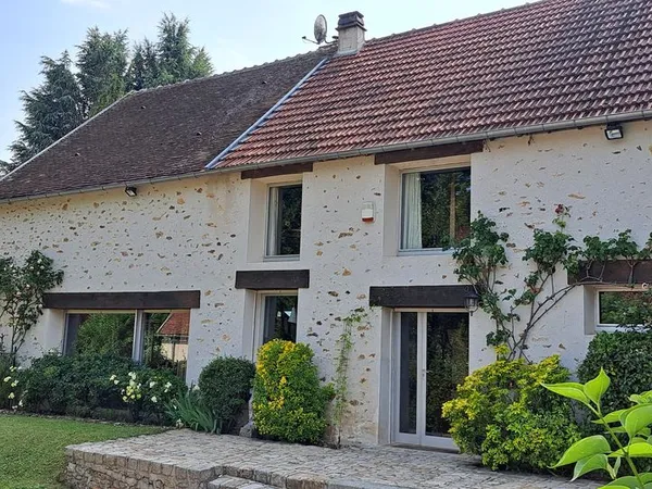Un petit parc avec son logement familial