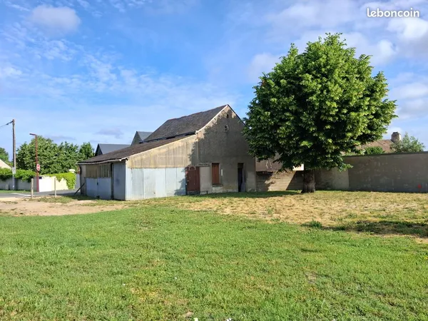 Terrain constructible avec grange à restaurer AMBILLOU