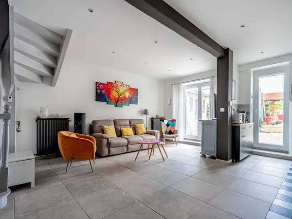 Maison de ville 10 pièces 320 m2 implantée sur sa parcelle d
