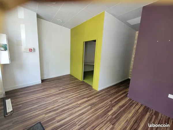 Commerce 30 m2 emplacement N°1 face à la mairie