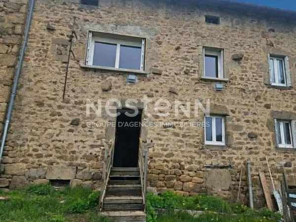 Maison de ville avec garage et petit terrain clos dans Centre Saint Maurice de Lignon