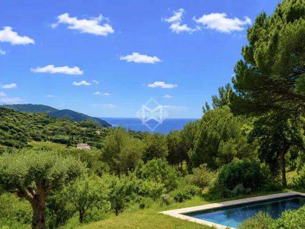 Charme et vue mer dans un domaine sécurisé à La Croix-Valmer