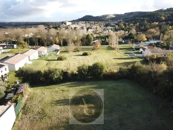 Terrain constructible et viabilisé, emplacement idéal