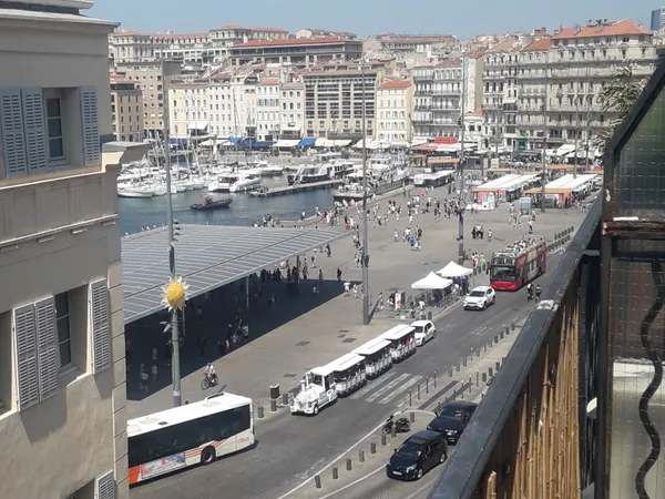 T2 lumineux balcon vue vieux port