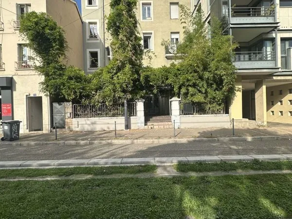 Local commercial avec terrasse / Cours Berriat