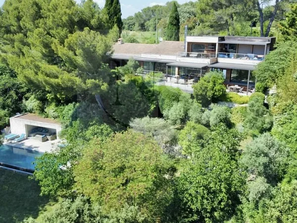 AIX-EN-PROVENCE / VILLA CONTEMPORAINE DE STANDING ATYPIQUE AUX PORTES DU CENTRE-VILLE