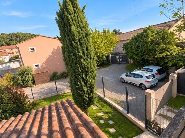 Plein centre Châteaurenard, grand appartement atypique T2 au 1er étage d'une villa, jardin privatif,