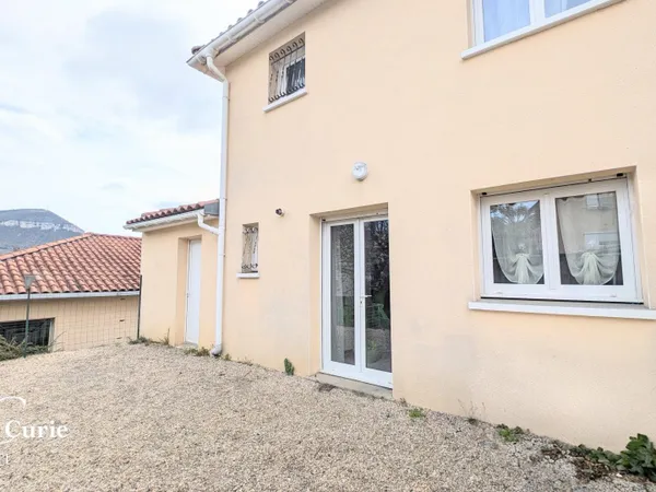 Maison mitoyenne T4 102m² avec garage et jardinet