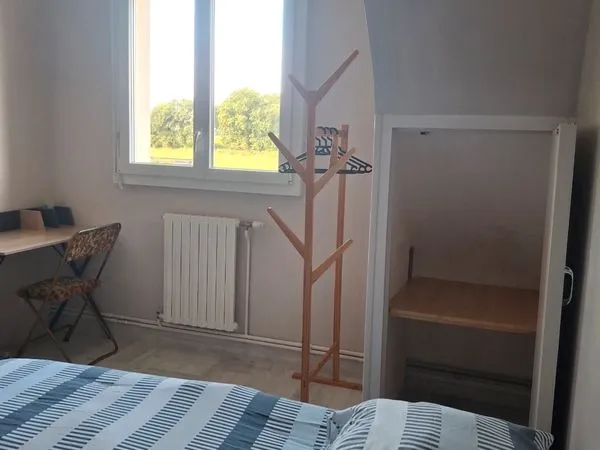 Chambre meublée à louer - 70 / semaine (du lundi au vendredi)