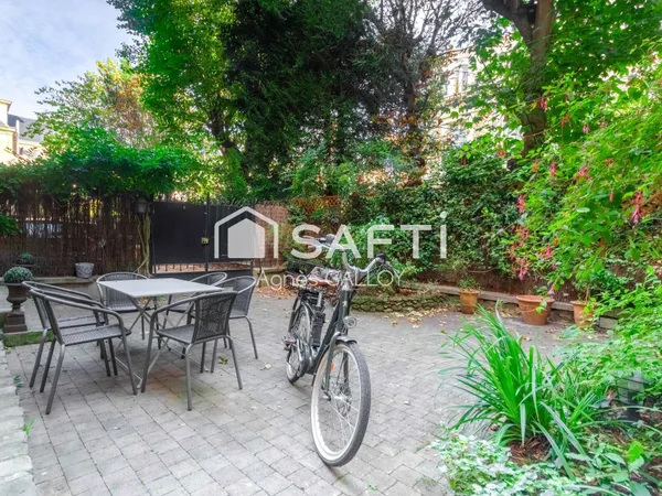 Duplex esprit maison au coeur de la ville avec jardin et parking