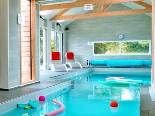 Corps de ferme piscine intérieure vue mer