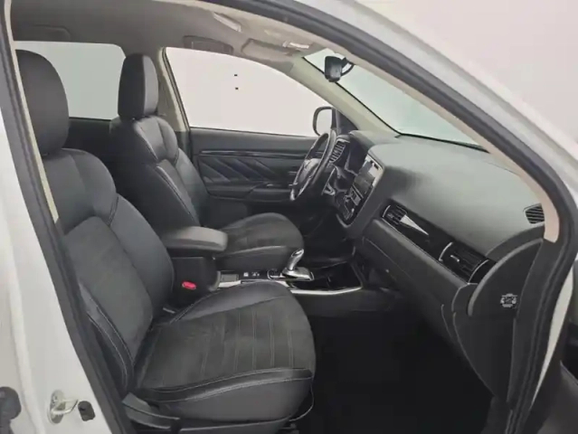 Mitsubishi Outlander phev twin motor intense 4wd + attelage — photo 18
