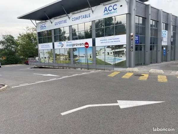 Local commercial d'angle 247m² - RN7 Roquebrune - Emplacement N°1 - Loyer : 4 250 HT