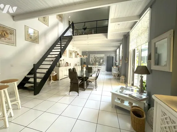 Maison 8 pièces 378 m²