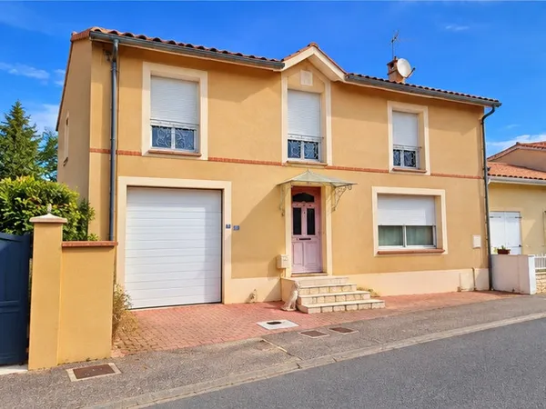 MAISON EN PIERRE ANCIENNE RÉNOVÉE, AVEC JARDIN ET GARAGE