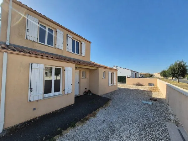 Maison familiale 5 pièces avec jardin clos - Lussant 17430