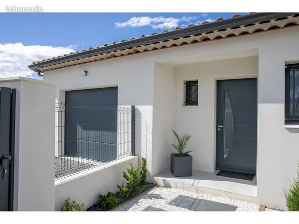 Cette maison de plain-pied de 99m² avec une architecture en L et classe énergie A, offre un cadre de