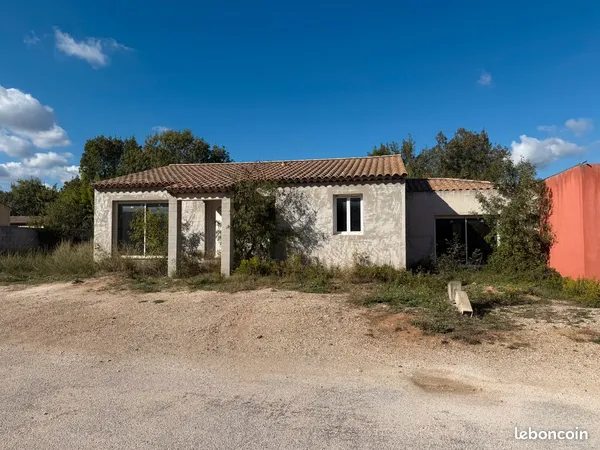 Maison plain-pied env. 110 m² à terminer - Terrain 867 m² - La Crau