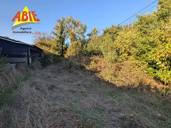 BESSINES beau terrain de 1200 m2 avec hangar