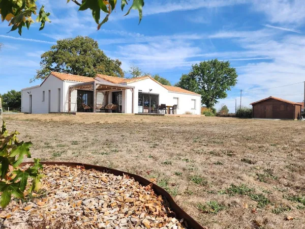 RARE SUR LE SECTEUR - MAISON RÉCENTE AVEC PRÈS D'UN HECTARE DE TERRAIN