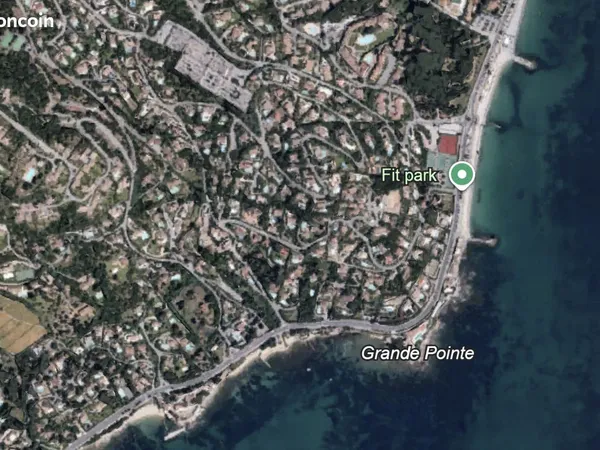 SAINTE-MAXIME - LA CROISETTE : TERRAIN BÂTISSABLE DE 1568 m² - VUE MER POSSIBLE & PROCHE PLAGES