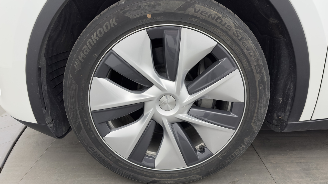 Tesla MODEL Y Long Range RWD — photo 9