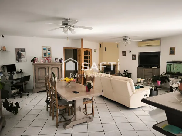 Maison d'habitation type T6, 4 chambres, 3 salles d'eau, cuisine, salon, garage et jardin.