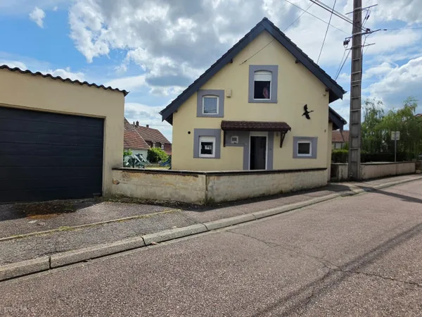 Maison avec potentiel près du lac - habitable de suite !