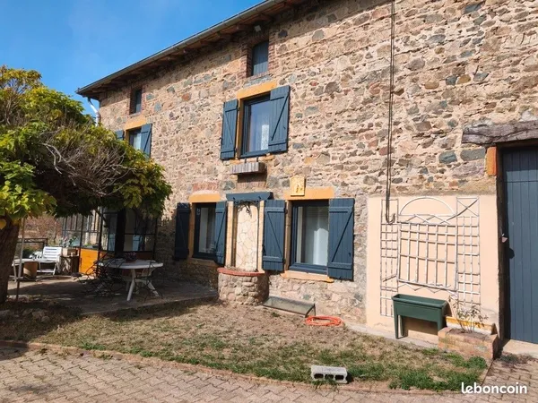 Maison en pierre avec terrain et dépendances