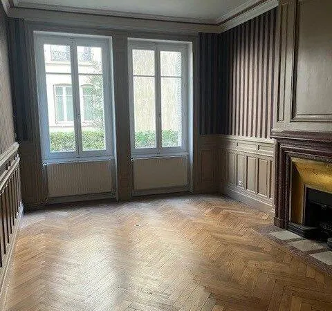 Bureau 105 m²