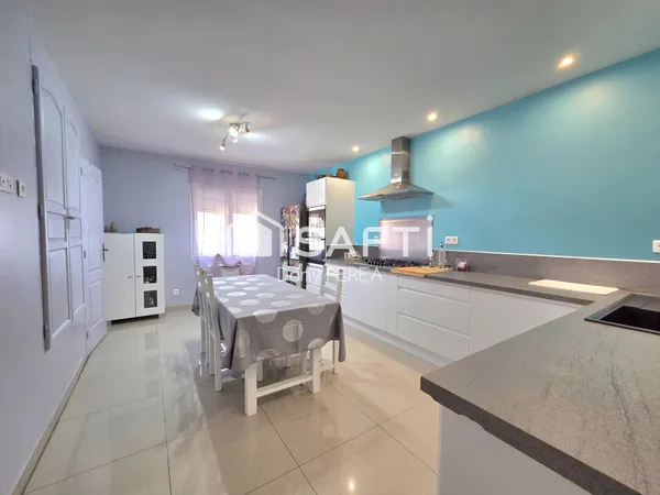 Maison 118 m2, trois chambres dont une suite parentale, jardin et place de parking.