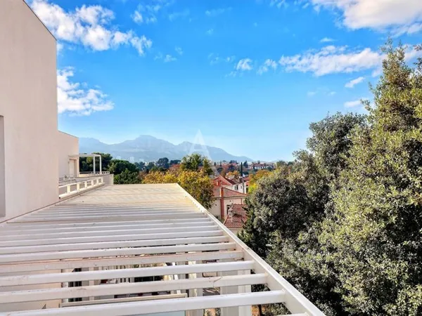 Rare à la vente : Magnifique T4 en rooftop avec 55 m2 d'extérieur secteur Michelet proche St Anne