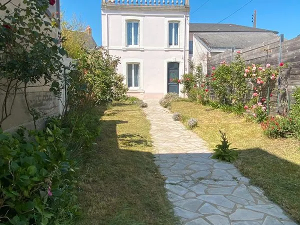 Maison au calme en fond de jardin, garage sur rue quartier St Pavin