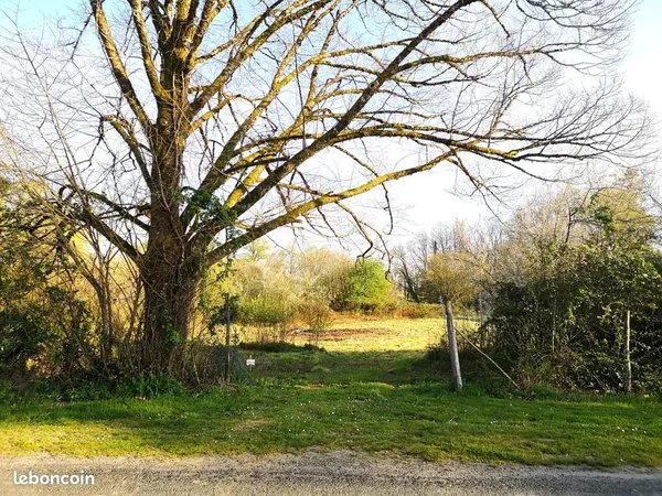 Terrain 1892 m² - arboré - calme - mare - CU disponible