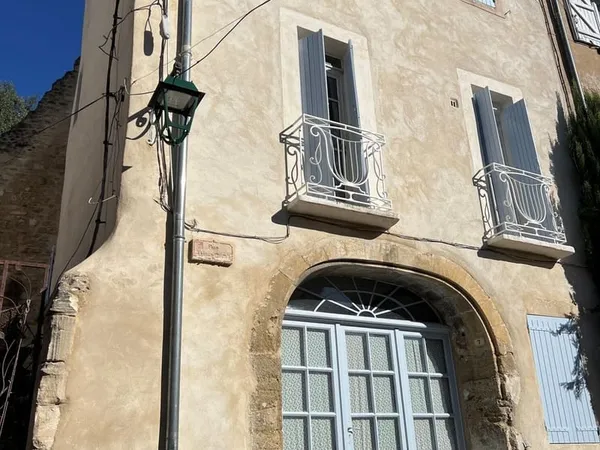 Maison de village à vendre à Ménerbes avec une grande terrasse et une superbe vue