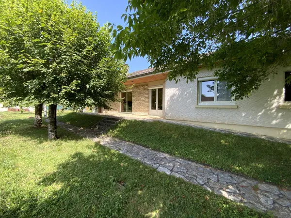 A vendre, secteur VAYRAC,  maison de plain pied, bien agencée, trois chambres, dépendances, terrain 