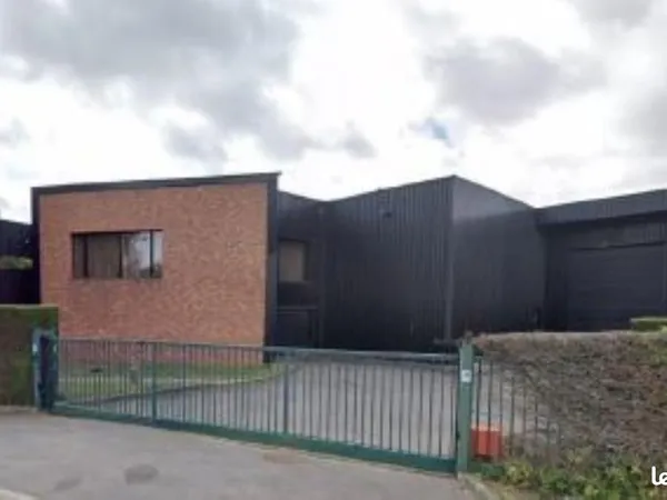 Local d'activité 1 900 m²
