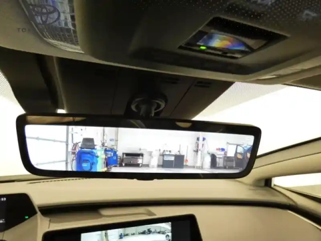 Toyota Prius hybride rechargeable 223ch design toit panor — photo 13