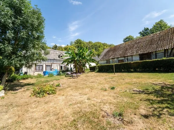 Maison à rénover. Lisière de forêt, au calme. Terrain de 6 351 m².