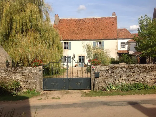 Maison Forte de 1585 avec sa tour, gîte et une très belle vue sur la campagne, proche Clamecy.
