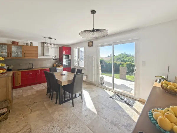UZÈS CENTRE À PIED  MAISON DE PLAIN-PIED AVEC JARDIN, GARAG