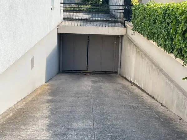 Grand box 17 m2 avec électricité