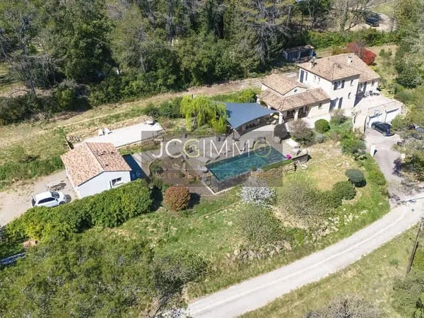 Villa 9 pièces 200 m²