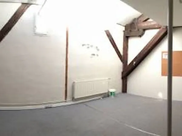 Location de bureaux et d'ateliers dans une pépinière d'artistes et d'entreprises internationales à S