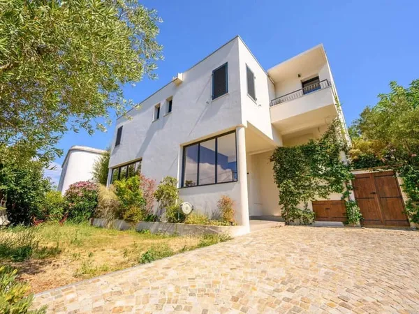Maison 8 pièces 200 m²